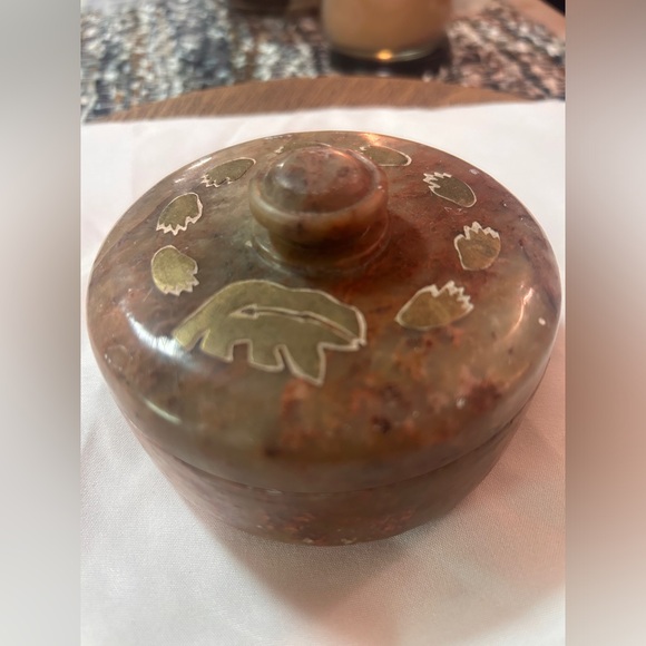Vintage Zuni bear soapstone trinket box with bear and paws - Picture 4 of 8